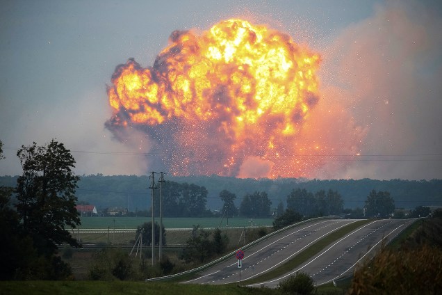 Autoridades ucranianas evacuaram cerca de 30 mil pessoas da região central de Vinnytsya, depois que um enorme depósito de munições militares pegou fogo e desencadeou conchas de artilharia e explosões que os promotores estavam tratando como um ato de "sabotagem" - 27/09/2017
