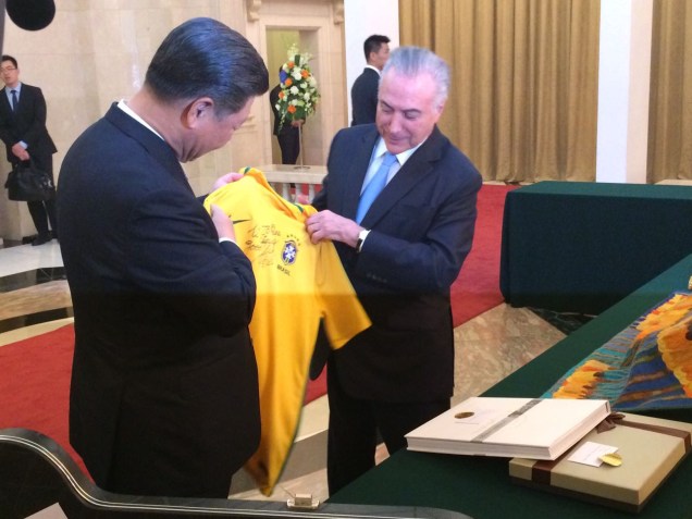 Temer entrega a Xi Jinping camisa da seleção autografada por Pelé