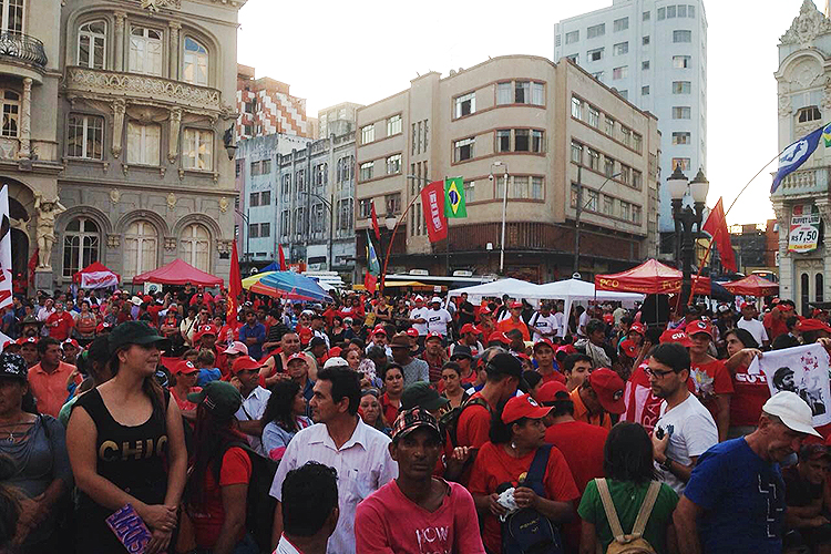 Integrantes do MST fazem protesto a favor do ex-presidente Lula, após depor ao juiz Sergio Moro em uma rua de Curitiba (PR) - 13/09/2017