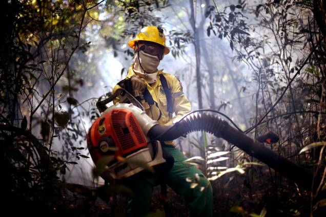 Com conhecimento técnico, Brigadistas voluntários ajudam bombeiros a combater princípio de incêndio na Serra do Elefante, na cidade de Mateus Leme, Minas