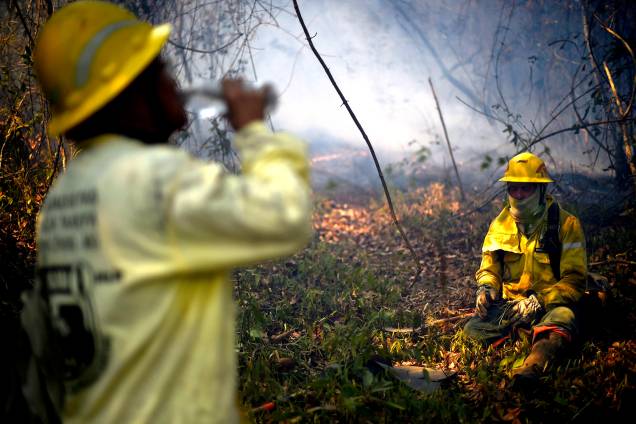 Brigadistas voluntários combatem focos de incêndio na Serra do Elefante, na cidade de Mateus Leme, Minas