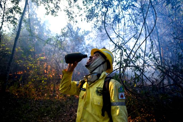 Brigadista se hidrata durante combate aos focos de incêndio na Serra do Elefante, na cidade de Mateus Leme, Minas