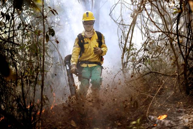 Brigadistas voluntários combatem focos de incêndio na Serra do Elefante, na cidade de Mateus Leme, Minas