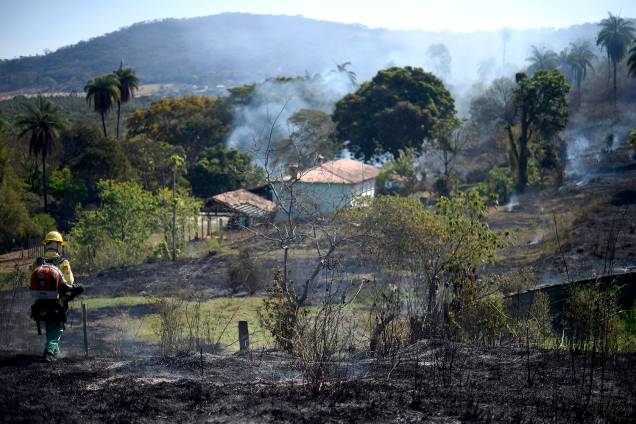 Bombeiros destacam a importância dos brigadistas voluntários no combate aos focos de incêndio na Serra do Elefante, na cidade de Mateus Leme, Minas