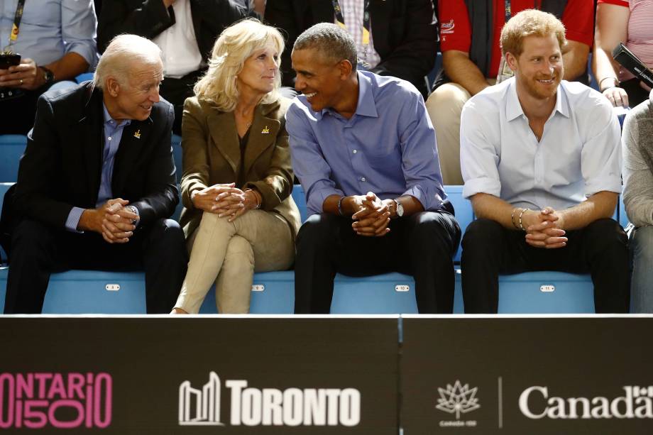 Príncipe Harry assiste a uma partida de basquete de cadeira de rodas durante os Jogos Invictus, em Toronto, no Canadá, acompanhado pelo ex-presidente dos Estados Unidos, Barack Obama, seu vice Joe Biden e esposa - 29/09/2017
