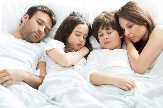 Pais dormindo com filhos