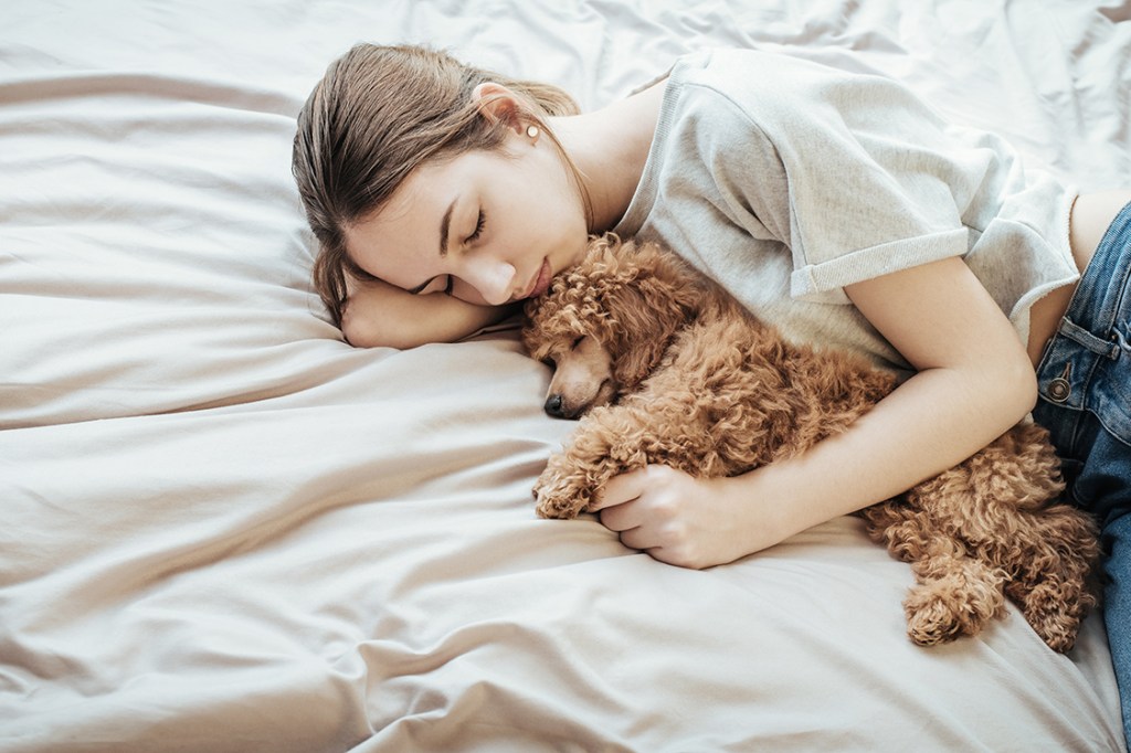 Pessoa dormindo com cachorro