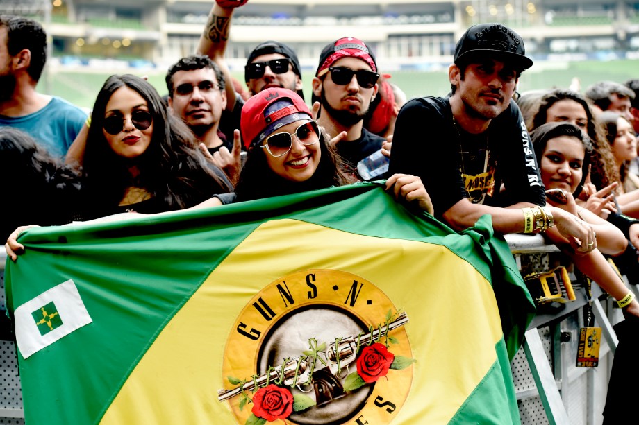 Público aguarda show da banda Guns'n'Roses no último dia do festival São Paulo Trip, no Allianz Parque