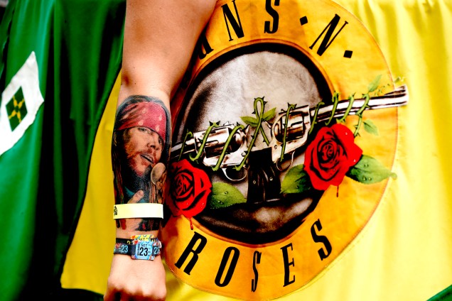 Fã exibe tatuagem em homenagem a Axl Rose, vocalista da banda Guns'n'Roses, durante o festival São Paulo Trip