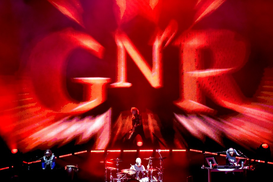 Banda Guns'n'Roses se apresenta no palco do festival São Paulo Trip, no Allianz Parque