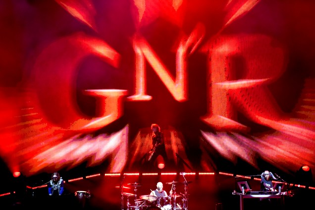 Banda Guns'n'Roses se apresenta no palco do festival São Paulo Trip, no Allianz Parque