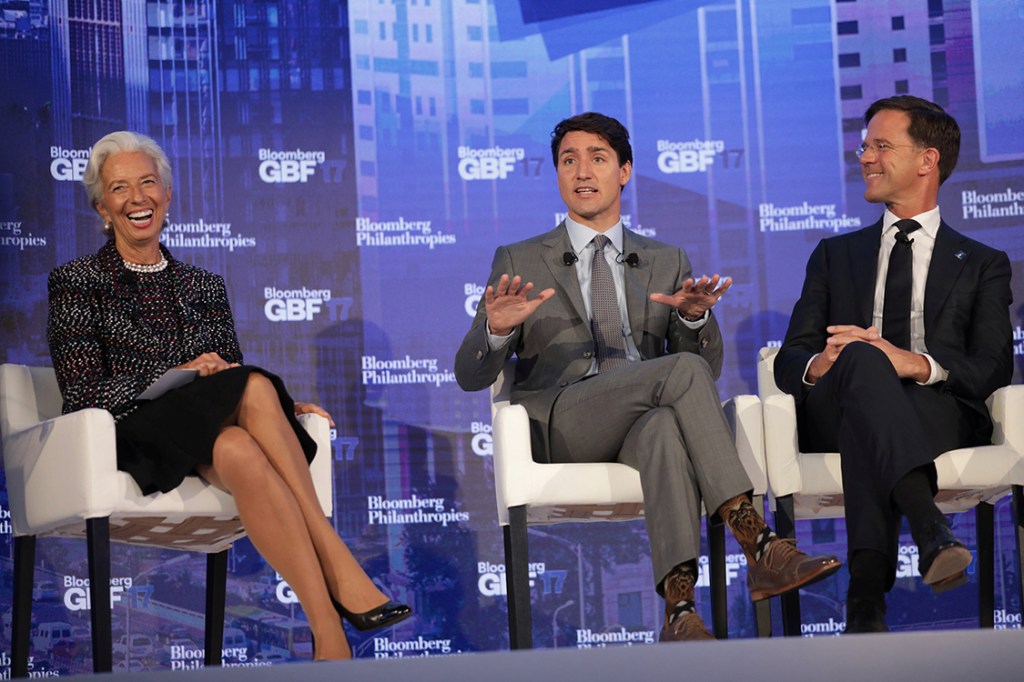 Justin Trudeau veste meias com estampa do personagem Chewbacca, durante discussão na Bloomberg Global Business em Nova York