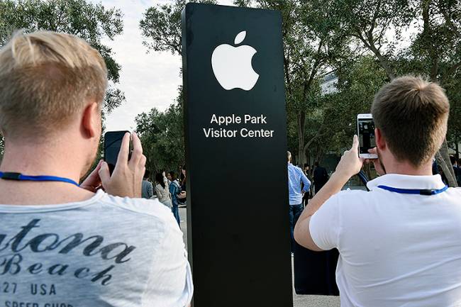 Pessoas se reúnem no teatro Steve Jobs aguardando o início da cerimônica de lançamento dos novos produtos da Apple, em Cupertino, na Califórnia