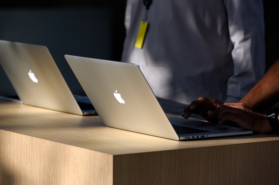 Empregados da Apple em frente ao Steve Jobs Theatre no Apple Park, em Cupertino, na Califórnia, para o lançamento do novo IPhone - 12/09/2017