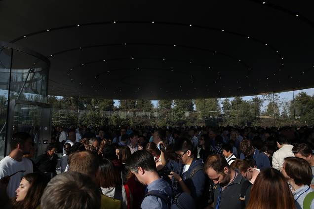 Pessoas se reúnem em frente ao teatro Steve Jobs para evento de lançamento dos novos produtos da Apple em Cupertino, na Califórnia
