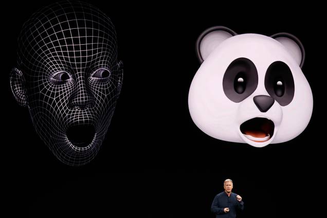 Phil Schiller apresenta o novo recurso do iPhone 8: os animojis, emojis animados. O evento de lançamento dos novos produtos acontece no teatro Steve Jobs, em Cupertino, na Califórnia
