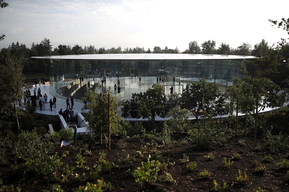 Pessoas se reúnem no teatro Steve Jobs aguardando o início da cerimônia de lançamento dos novos produtos da Apple, em Cupertino, na Califórnia