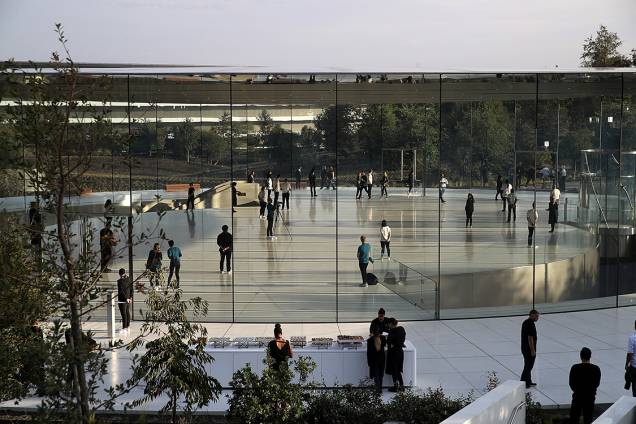 Pessoas se reúnem no teatro Steve Jobs aguardando o início da cerimônia de lançamento dos novos produtos da Apple, em Cupertino, na Califórnia