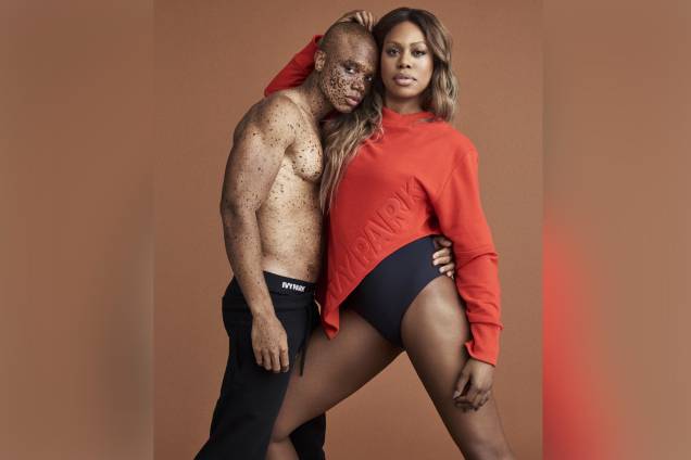 Laverne Cox ao lado do modelo Ralph Souffrant Laverne Cox ao lado do modelo Ralph Souffrant