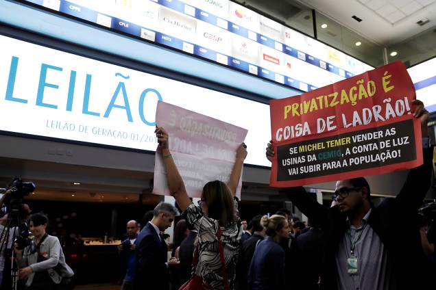 Protesto contra privatização de usinsas da CEMIG durante leilão de quatro hidrelétricas realizada pela ANEEL, na sede da B3, em São Paulo (SP) - 27/09/2017