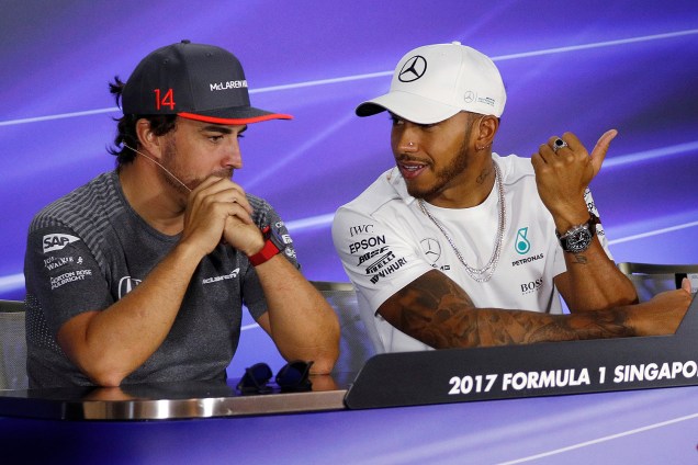 Lewis Hamilton e Fernando Alonso durante entrevista coletiva em Cingapura - 14/09/2017