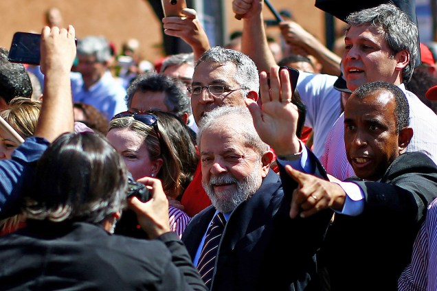 Former Brazilian President Luiz Inacio Lula da Silva (C) arrives at the Federal Justice office to be questioned by anti-corruption judge Sergio Moro, in Curitiba, southern Brazil, on September 13, 2017.The testimony is part of 71-year-old Lula's trial for alleged bribe taking from the scandal-plagued Odebrecht construction giant. He is already a defendant in four other corruption trials. / AFP PHOTO / Heuler Andrey