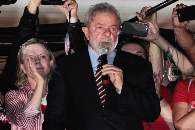 O ex-presidente Lula durante discurso após depoimento ao juiz Sérgio Moro, em Curitiba