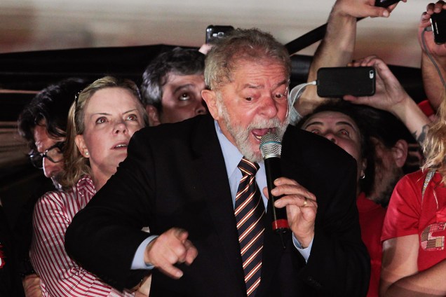 O ex-presidente Lula durante discurso após depoimento ao juiz Sérgio Moro, em Curitiba