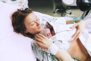 Mulher com filho recém-nascido