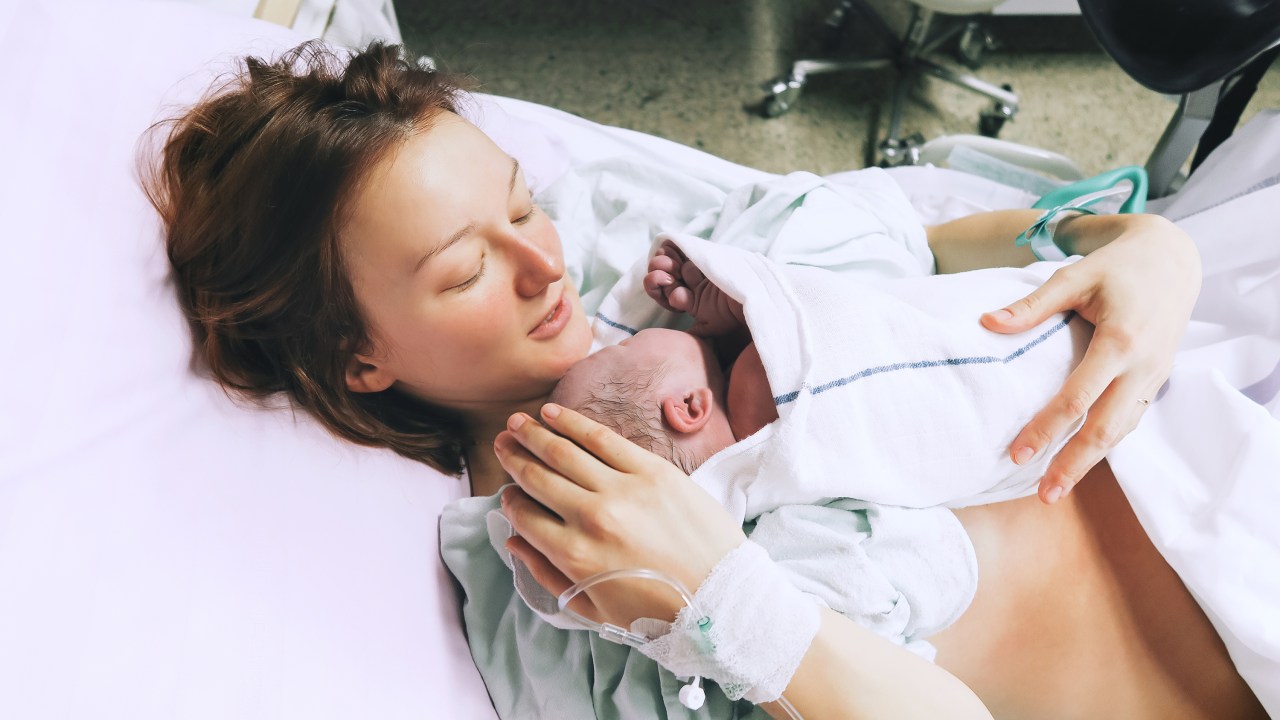 Mulher com filho recém-nascido