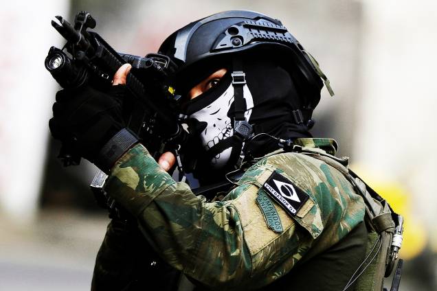 Militares das Forças Armadas usam máscaras de caveira durante operação na Favela da Rocinha, no Rio de Janeiro - 25/09/2017