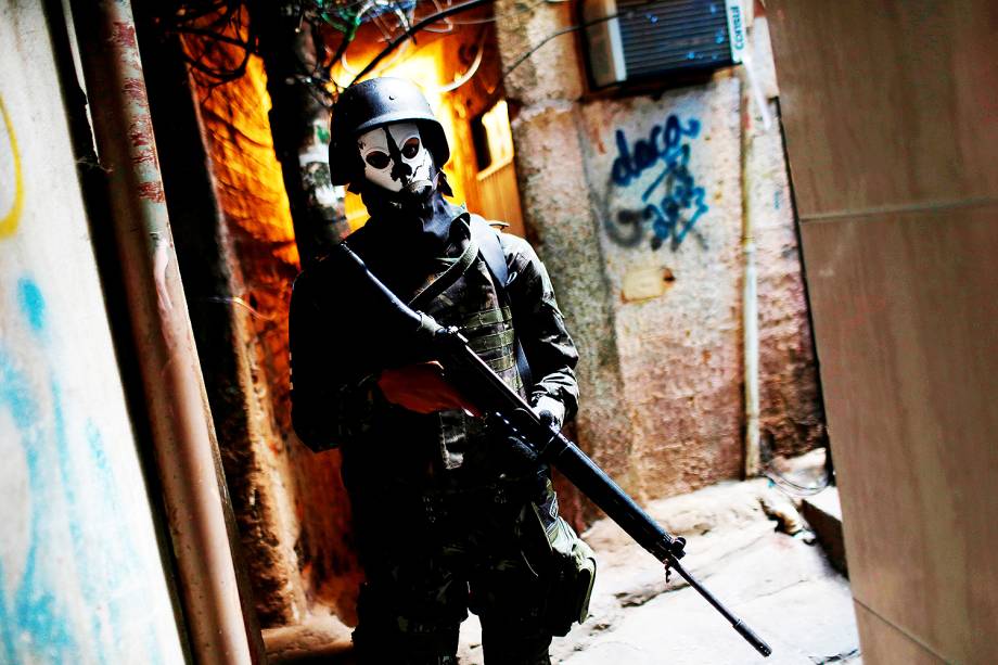 Militares das Forças Armadas usam máscaras de caveira durante operação na Favela da Rocinha, no Rio de Janeiro - 25/09/2017