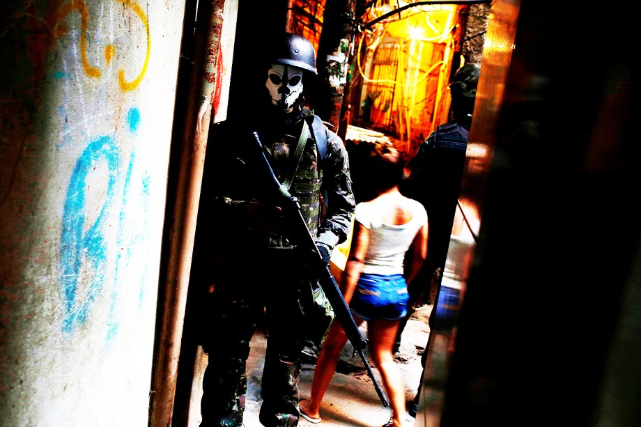 Militares das Forças Armadas usam máscaras de caveira durante operação na Favela da Rocinha, no Rio de Janeiro - 25/09/2017