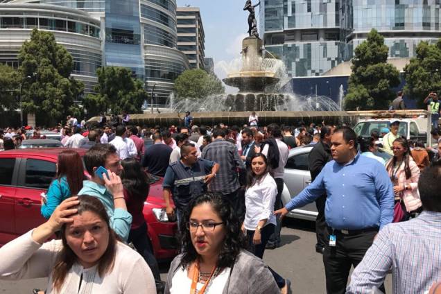 Pessoas se reúnem em praça após terremoto atingir a Cidade do México, no México - 19/09/2017