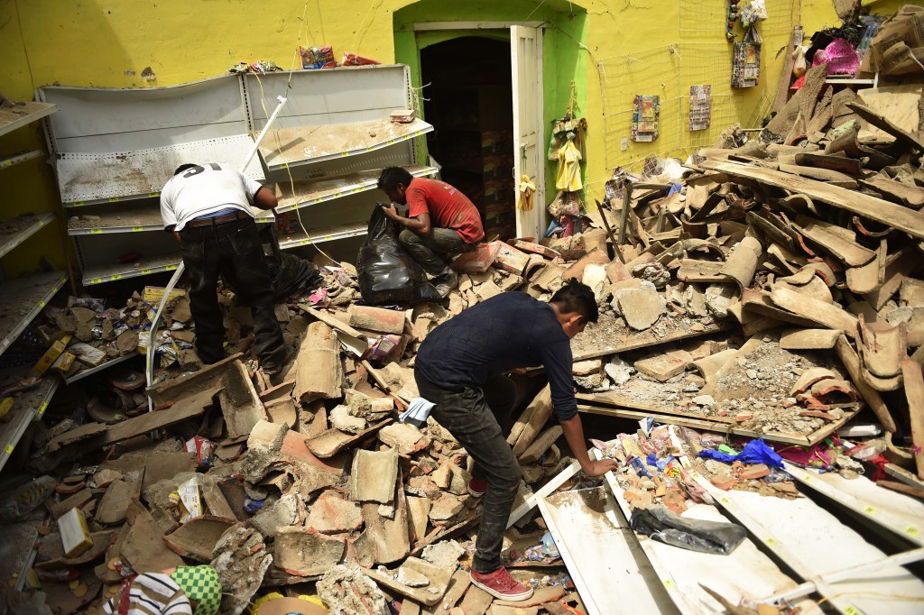Pessoas procuram por sobreviventes em meio aos escombros de edifícios que entraram em colapso em Juchitan de Zaragoza, estado de Oaxaca, após um terremoto de 8,2 graus que atingiu a costa do Pacífico, no México