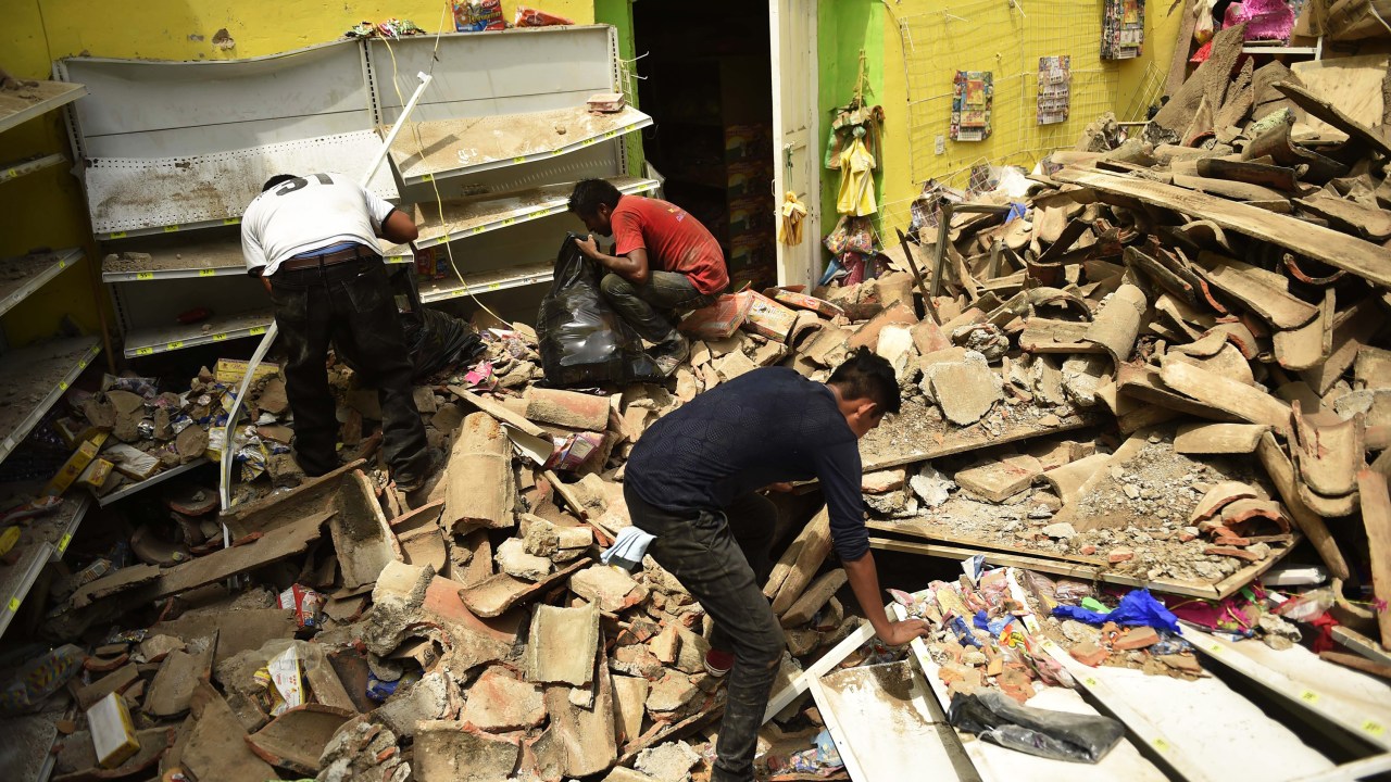 Pessoas procuram por sobreviventes em meio aos escombros de edifícios que entraram em colapso em Juchitan de Zaragoza, estado de Oaxaca, após um terremoto de 8,2 graus que atingiu a costa do Pacífico, no México