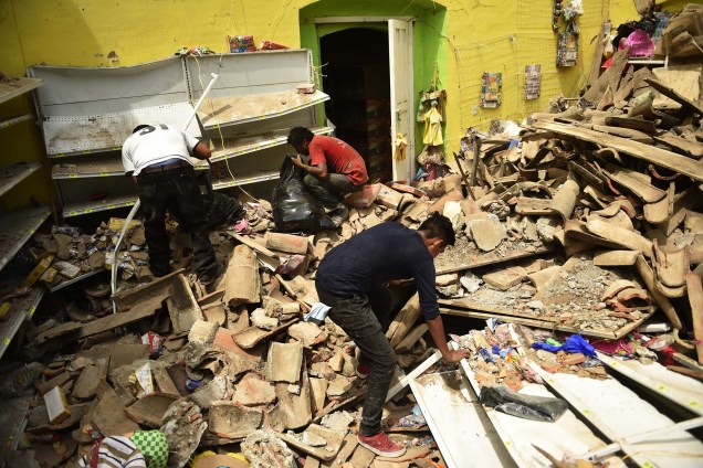 Pessoas procuram em meio aos escombros de edifícios que entraram em colapso em Juchitan de Zaragoza, estado de Oaxaca, após um terremoto de 8,2 graus que atingiu a costa do Pacífico, no México