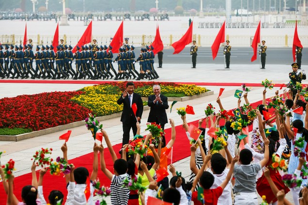 Michel Temer caminha ao lado do presidente chinês Xi Jinping, durante a cerimônia de boas-vindas no Grande Salão do Povo, em Pequim, na China - 01/09/2017