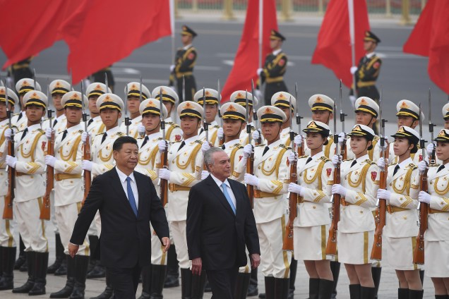 Michel Temer caminha ao lado do presidente chinês Xi Jinping, durante a cerimônia de boas-vindas no Grande Salão do Povo, em Pequim, na China - 01/09/2017