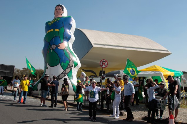 Ato contra o ex presidente Luiz Inácio Lula da Silva, em frente ao Museu Oscar Niemeyer em Curitiba (PR)