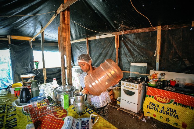 Rakyllayne, umas das militantes do MTST, prepara café durante ocupação em terreno em São Bernardo do Campo