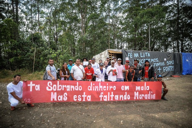 Miltantes do MTST posam para foto durante ocupação em um terreno em São Bernardo do Campo
