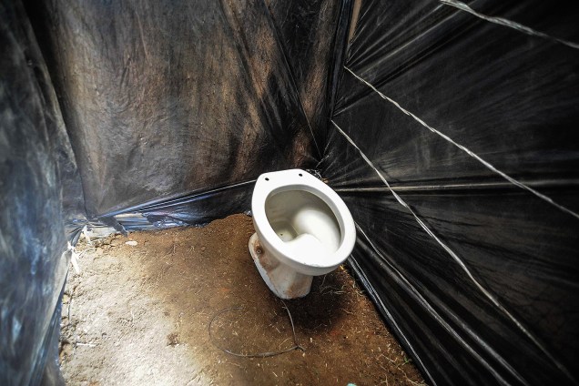 Banheiro improvisado em ocupação do Movimento dos Trabalhadores Sem Teto (MTST) em um terreno em São Bernardo do Campo