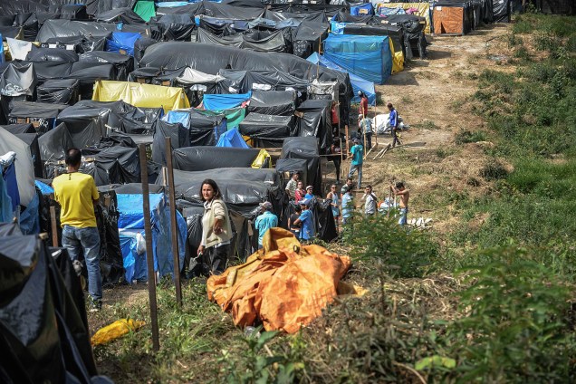 Militantes constroem barracas em ocupação do MTST em um terreno em São Bernardo do Campo