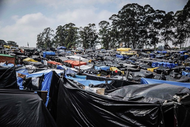 Milhares de barracas são construídas em ocupação do Movimento dos Trabalhadores Sem Teto (MTST) em um terreno em São Bernardo do Campo