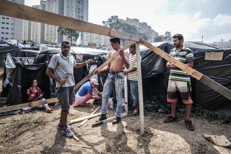 Militantes constroem uma barraca durante ocupação do Movimento dos Trabalhadores Sem Teto (MTST) em um terreno em São Bernardo do Campo