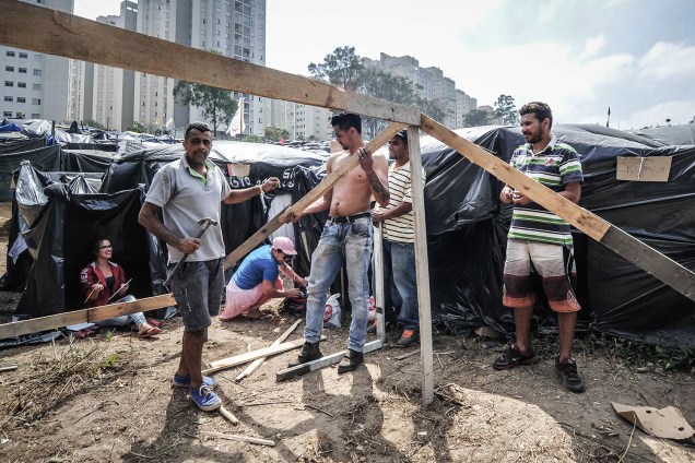 Militantes constroem uma barraca durante ocupação do Movimento dos Trabalhadores Sem Teto (MTST) em um terreno em São Bernardo do Campo