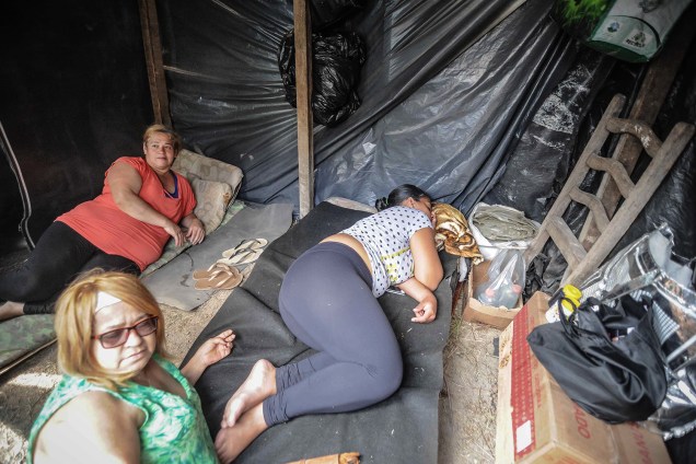 Militantes descansam em uma barraca durante ocupação do MTST em um terreno em São Bernardo do Campo