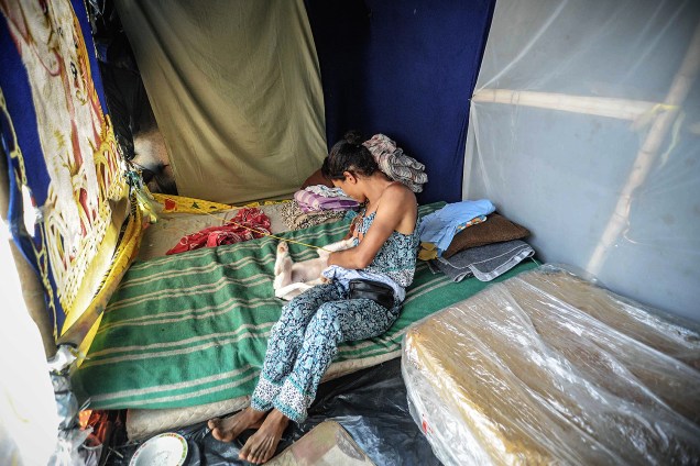 Rakyllayne, militante do MTST, descansa em sua barraca durante ocupação em terreno em São Bernardo do Campo