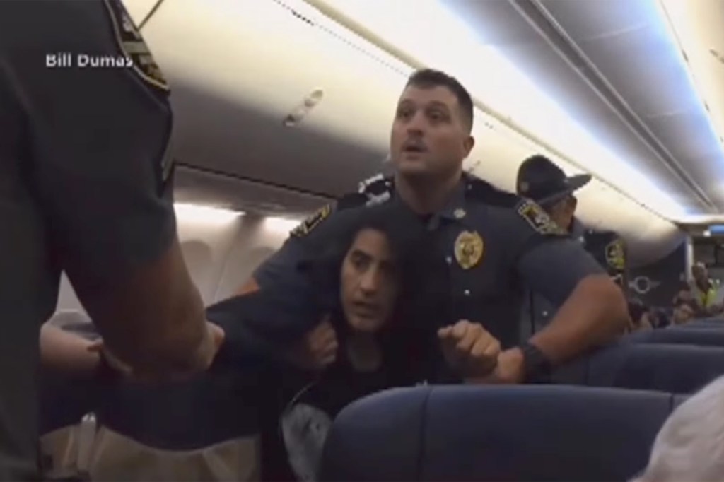 Mulher é retirada do avião da Southwest Airlines